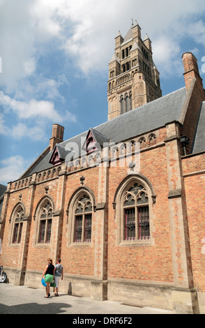 Blick nach oben auf den Turm der St. Salvator ist (Sint-Salvator) Kathedrale im historischen Brügge (Brugge), West-Flandern, Belgien. Stockfoto