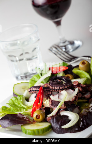 griechischen Tintenfisch-Salat mit Zwiebeln Stockfoto