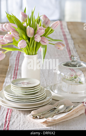 Maryland USA Tisch gedeckt für Essen mit Vase rosa Tulpen Stockfoto