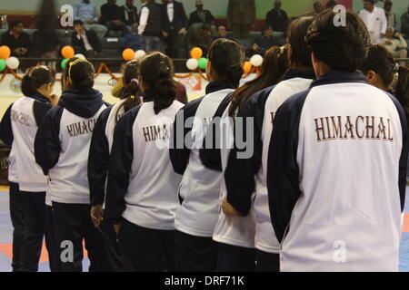 Pataliputra Sport Komplex, Kankarbagh, Patna, Bihar, Indien, 24. Januar 2014. Team-Mitglieder von Himachal Frauen Kabaddi team Line-up für Verteilung Preisverleihung nach Finale wie Eisenbahn Frauen schlagen Haryana Frauen 33 - 24 im Finale der Jannayak Karpoori Thakur 61st Senior indischen Kabaddi Meisterschaft am Freitagabend. Eisenbahn-Frauen eine beeindruckende Leistung mit einem perfekten Spiel-Plan trotz der starken und unerwarteten Widerstand aus der Jugendlichen Haryana Team aufgetischt. Himachal Pradesh wurde 3. in der Rangliste. Bildnachweis: Rupa Ghosh/Alamy Live-Nachrichten. Stockfoto