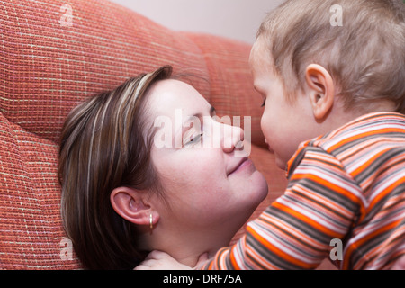 Nahaufnahme der glückliche Mutter ihr Kind junge küssen Stockfoto