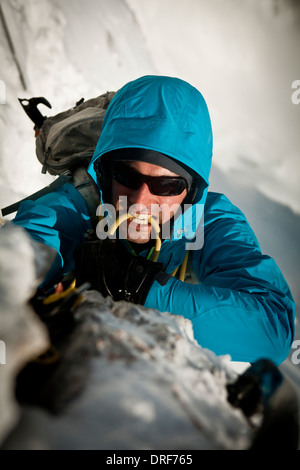 Alpinist Eisklettern, auf dem Seil Zugspitzmassivs, Bayern, Gerrmany Stockfoto