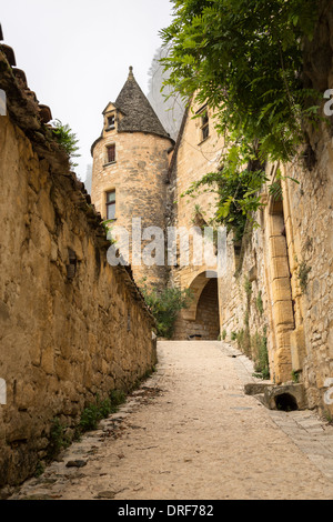 La Roque-Gageac, Dordogne, Frankreich, Europa. Engen, gepflasterten Gassen in diesem wunderschönen Dorf in den Hang am Fluss gebaut. Stockfoto