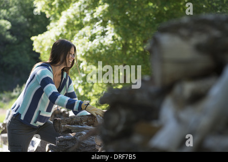 Utah USA Frau mit langen schwarzen Haaren draußen an der frischen Luft Stockfoto