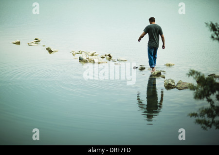 Colorado USA Mann barfuß über stepping stones See Stockfoto