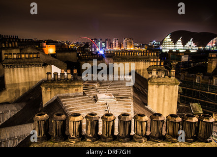 Blick über Stadt Altbauten in Newcastle, UK, mit dem Salbei Centre und die Millennium Bridge in der Mitteldistanz Stockfoto