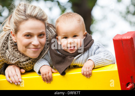 Mutter und Sohn auf einem Klettergerüst, Porträt, Osijek, Kroatien Stockfoto