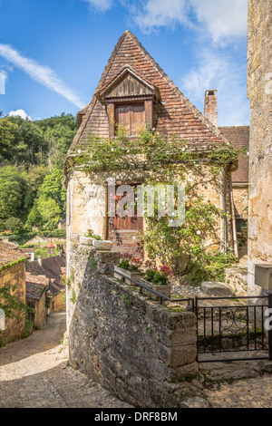 Beynac-et-Cazenac, Dordogne, Frankreich, Europa. Schöne traditionelle Steinhaus, im malerischen gepflasterten Straße. Stockfoto