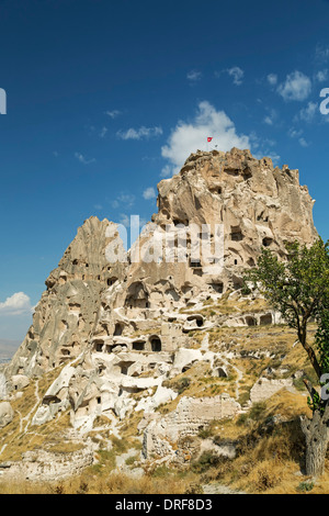 Fee Schornstein und das Schloss, Uchisar, Kappadokien, Türkei Stockfoto