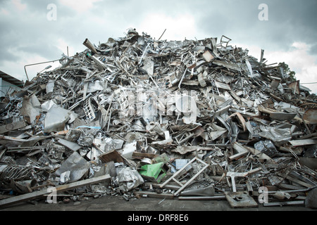 Haufen von Aluminiumschrott für Recycling Stockfoto