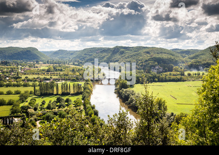 Beynac-et-Cazenac, Dordogne, Frankreich, Europa. Sehen Sie den schönen Dordogne Fluss hinauf. Stockfoto