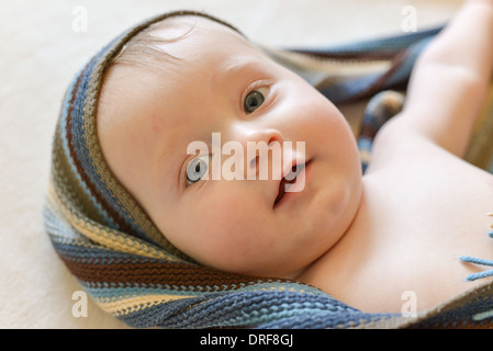 Porträt eines 7 Monate alten Baby boy in die Kamera schaut neugierig Stockfoto