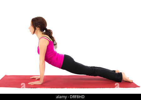 Junge Frau, die nach oben mit Blick auf Hund im Yoga (Serie mit dem gleichen Modell verfügbar machen Stockfoto