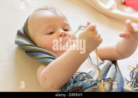 Porträt eines 7 Monate alten Baby boy in die Kamera schaut neugierig Stockfoto