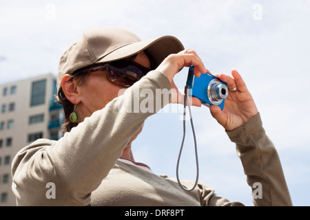 Applying Frau fotografieren mit der Kompaktkamera. Stockfoto