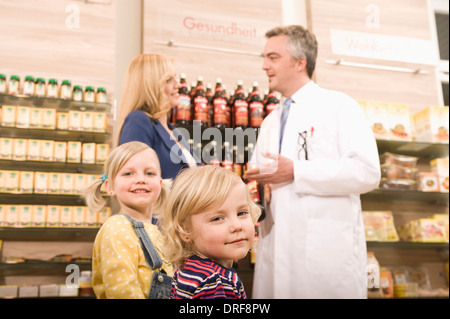 Mutter mit Kindern In Apotheke, München, Bayern, Deutschland Stockfoto