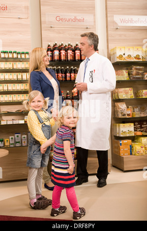 Mutter mit Kindern In Apotheke, München, Bayern, Deutschland Stockfoto