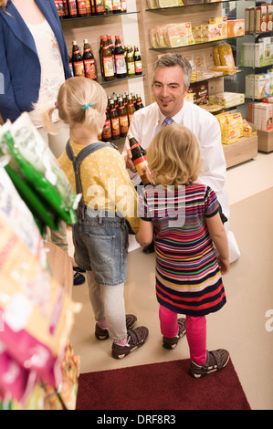 Mutter mit Kindern In Apotheke, München, Bayern, Deutschland Stockfoto