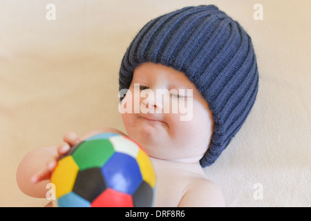 Porträt eines 7 Monate alten Baby boy in die Kamera schaut neugierig Stockfoto