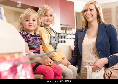 Mutter mit Kindern In Apotheke, München, Bayern, Deutschland Stockfoto