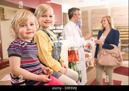 Mutter mit Kindern In Apotheke, München, Bayern, Deutschland Stockfoto