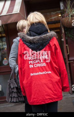 Manchester City Centre Britischen Roten Kreuz Freiwillige, Sammeln & Kundenwerbung, oben zu unterzeichnen Menschen per Lastschriftverfahren zu spenden. Großbritannien, Europa, EU Stockfoto