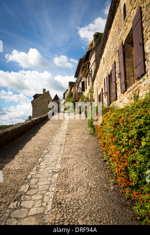 Beynac-et-Cazenac, Dordogne, Frankreich, Europa. Ruhige Szene, traditionellen gepflasterten Dorfstraße. Stockfoto