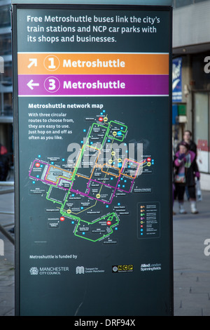 Kostenlose Metroshuttle Busse Bahnhof Ansatz; Anzeichen für die Metro Shuttle Busse, Reiseziele, Routen und Orte am Piccadilly, Manchester, UK, Europa, EU Stockfoto