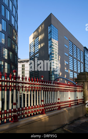 Metallgeländer und Hochhäuser in London Road gegenüber 111 Piccadilly Place Reflexionen, Manchester, UK Stockfoto