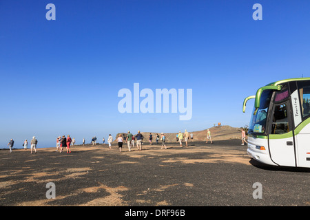 Britische Touristen und Reisebus an Famara Aussichtspunkt in der Nähe von Haria, Lanzarote, Kanarische Inseln, Spanien Stockfoto