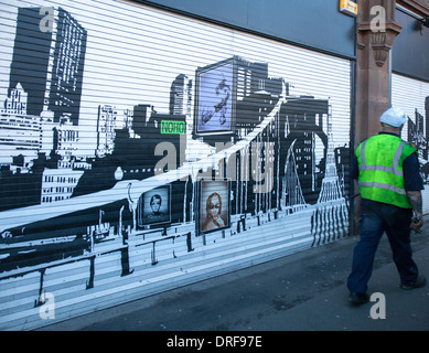 Hebel Straße Bar Graffiti, Gemälde und Skizzen auf Shop Fensterläden in Stevenson Square, Manchester, UK, Europa, EU Stockfoto