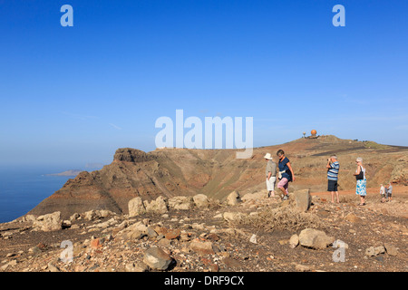 Europäische Touristen an Famara Aussichtspunkt auf der Nord-Westküste in der Nähe von Haria, Lanzarote, Kanarische Inseln, Spanien Stockfoto