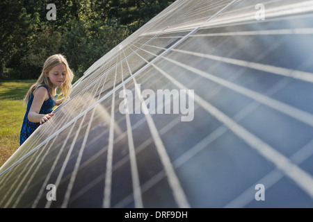 New York Staat USA junge Mädchen stehen neben großen Solar-panel Stockfoto