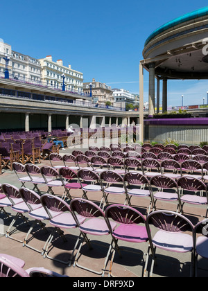 Sitzreihen leer sonnenbeschienenen / Stühle in Eastbourne Bandstand, Eastbourne, East Sussex, England, UK Stockfoto