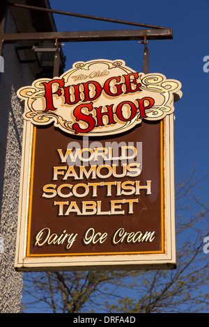 Traditionelle schottische Olde Fudge Shop hängen Schilder, Callander, Scotland, UK Stockfoto