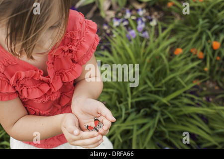 Utah USA junges Mädchen Blick auf bunte Schmetterling Stockfoto