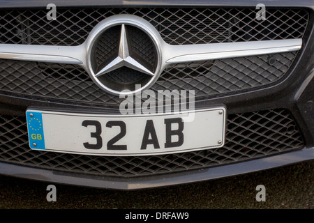 32 AB Mercedes-symbol Stockfoto