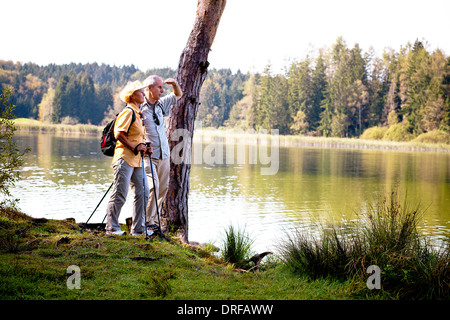 Älteres Paar am See, betrachten, Osterseen, Deutschland Stockfoto