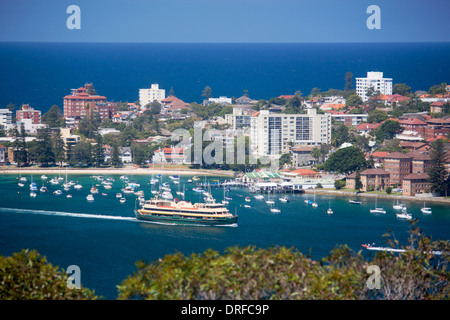 Manly View from Dobroyd Head mit Fähre verlassen Hafen und Tasman Sea Pazifischen Ozean in Ferne Sydney NSW Australia Stockfoto