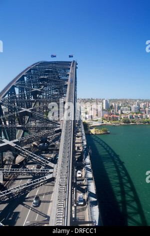 Sydney Harbour Bridge vom Pylon Lookout mit Bridgeclimb Kletterer und Blick über North Sydney Sydney New South Wales Australien Stockfoto