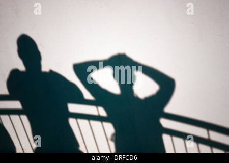 Kreatives Foto von Menschen Schatten auf weiße Wand Stockfoto