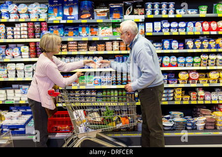 Älteres Ehepaar kauft in einem Supermarkt. Stockfoto