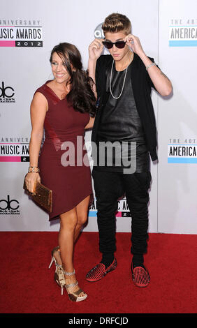 Los Angeles, Kalifornien, USA. 18. November 2012. JUSTIN BIEBER und seine Mutter PATTIE MALLETTE Ankunft auf dem roten Teppich für den 40. Jahrestag der American Music Awards im Nokia Theater. Lisa O'Connor/ZUMAPRESS.com/Alamy © Live-Nachrichten Stockfoto