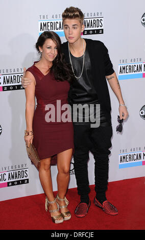 Los Angeles, Kalifornien, USA. 18. November 2012. Kanadische Pop super star Sänger JUSTIN BIEBER, 17, und seine Mutter PATTIE MALLETTE, 36, Ankunft auf dem roten Teppich für den 40. Jahrestag der American Music Awards im Nokia Theater. Lisa O'Connor/ZUMAPRESS.com/Alamy © Live-Nachrichten Stockfoto