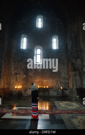 Frau betet im Kloster Tatev, Armenien Stockfoto