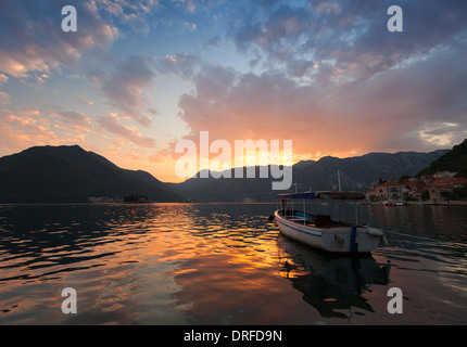 Kleines Boot schwimmt vor Anker in Perast. Bucht von Kotor, Montenegro Stockfoto