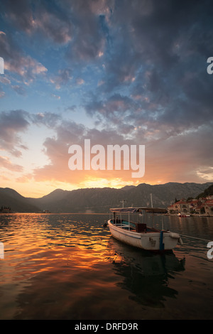 Kleines Boot schwimmt vor Anker in Perast. Bucht von Kotor, Montenegro Stockfoto