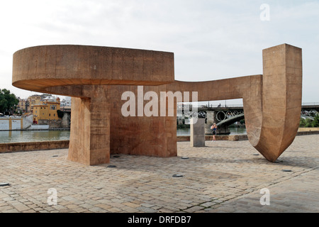 La Tolerancia Skulptur oder "Monument der Toleranz" Muelle De La Sal, Sevilla (Sevilla), Andalusien, Spanien. Stockfoto