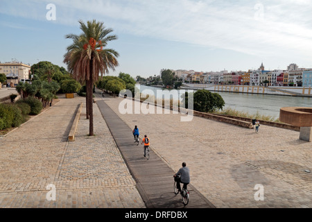 Gesamtansicht entlang Muelle De La Sal am nördlichen Ufer des Rio Guadalquivir in Sevilla (Sevilla), Andalusien, Spanien. Stockfoto