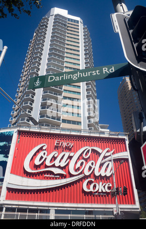 Coca-Cola Coke Schild mit Darlinghurst Road Straßenschild und Hochhaus über Kings Cross Sydney New South Wales NSW Australia Stockfoto